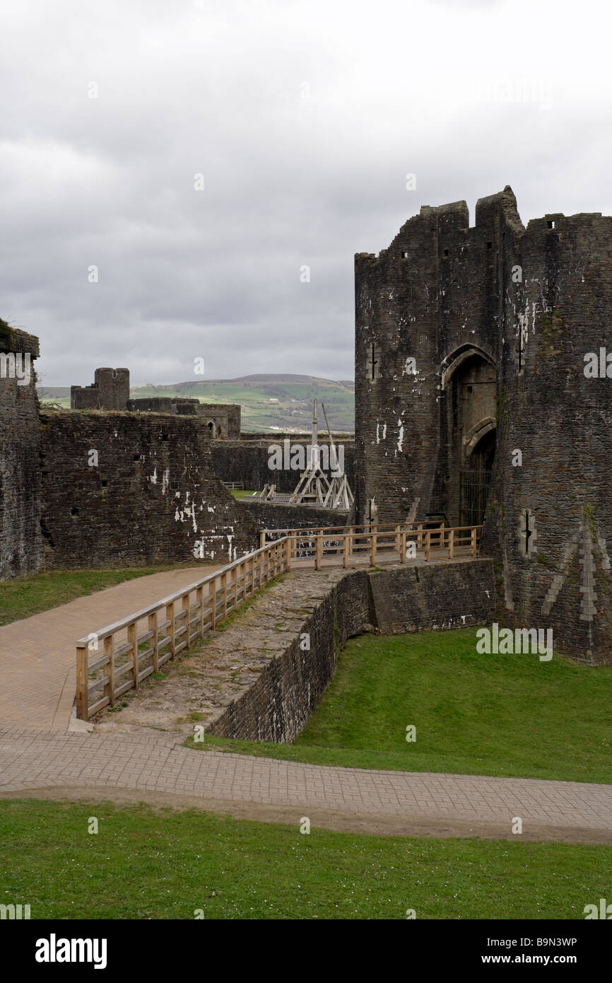 Castello di Caerphilly prese al di fuori del cancello sud Foto Stock