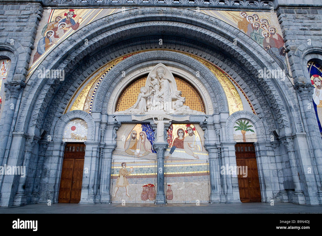 Francia, Hautes Pirenei, Lourdes, Timpano della Basilica di Nostra Signora del Rosario con la Vergine Maria apparve a Bernadette con un rosario, Foto Stock