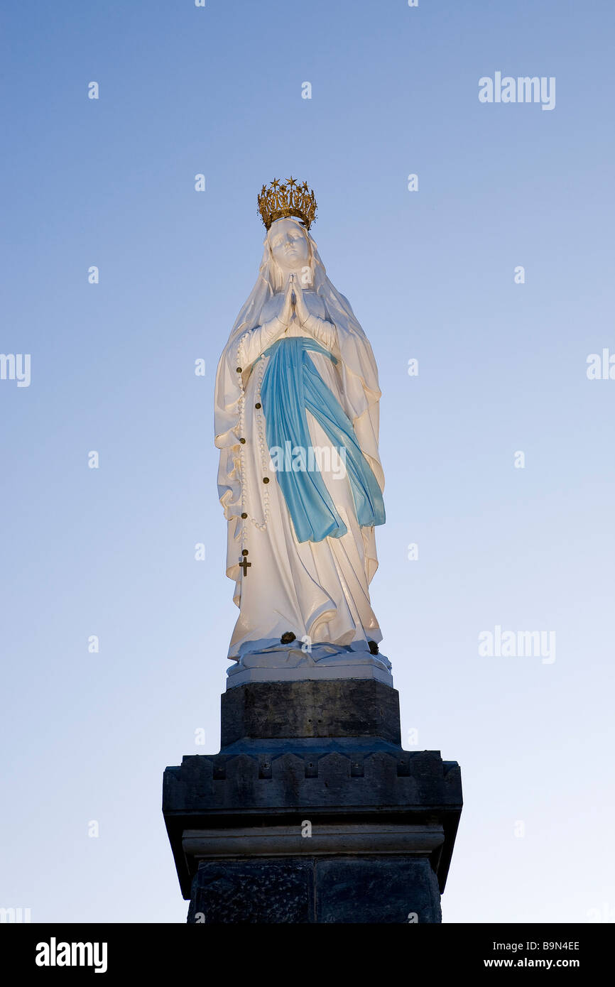 Francia, Hautes Pirenei, Lourdes, l'Incoronata la statua di 2m 50 alta, luogo di incontro per i pellegrini sulla spianata Foto Stock