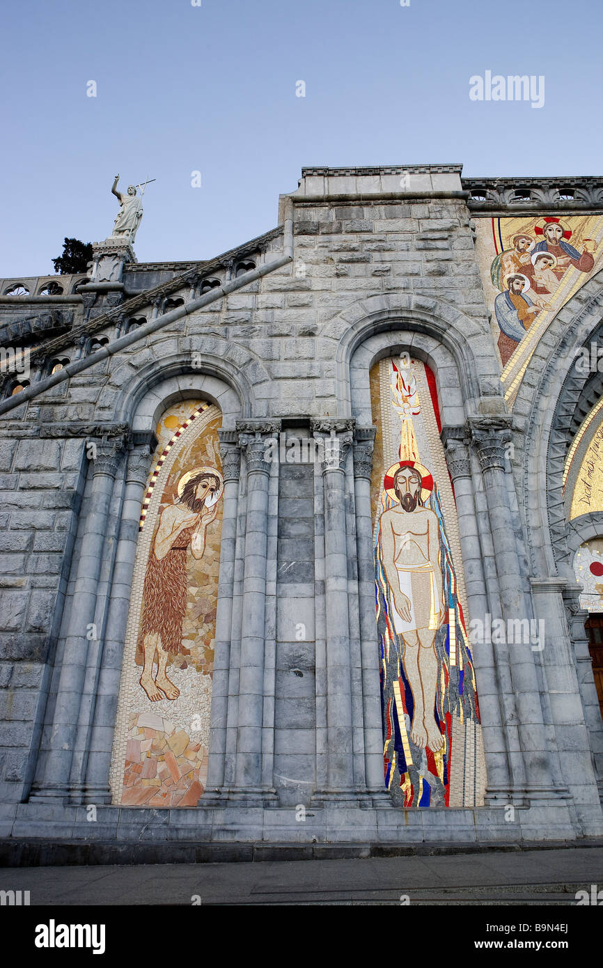 Francia, Hautes Pirenei, Lourdes, mosaico che mostra il battesimo di Gesù sulla Basilica di Nostra Signora del Rosario facciata realizzata da Padre Marko Rupnik Foto Stock