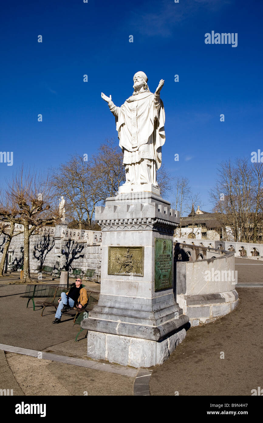 Francia, Hautes Pirenei, Lourdes, Saint Martin statua sul sagrato della chiesa del Rosario spianata che conduce ai santuari, Foto Stock