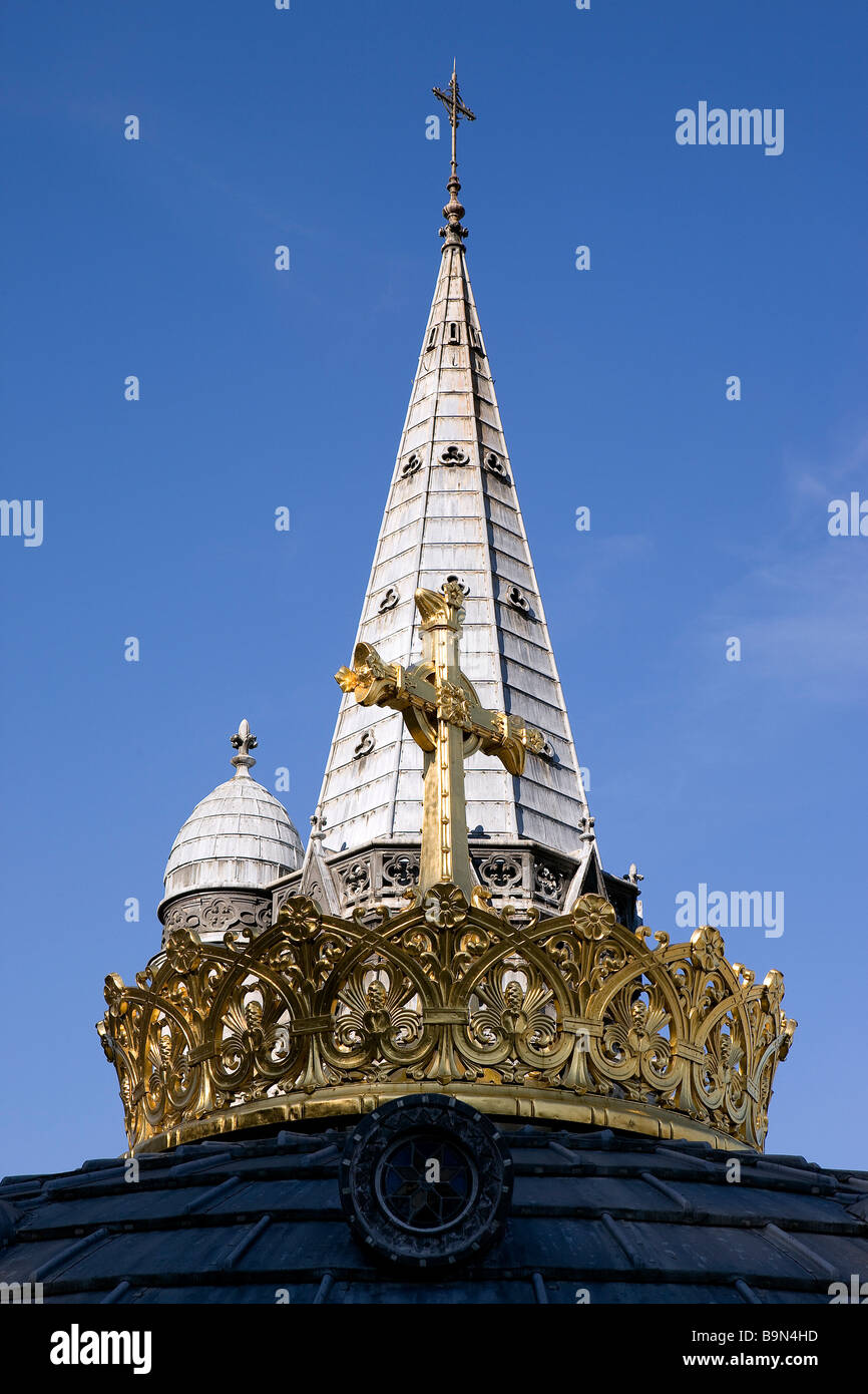 Francia, Hautes Pirenei, Lourdes, Golden crown sulla sommità della cupola della Basilica di Nostra Signora del Rosario, le foto scattate con il Foto Stock