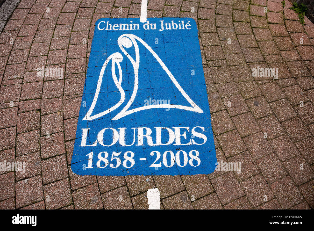 Francia, Hautes Pirenei, Lourdes, logo di Chemin du Jubile (il Cammino del Giubileo), le foto scattate con l'autorizzazione del Foto Stock