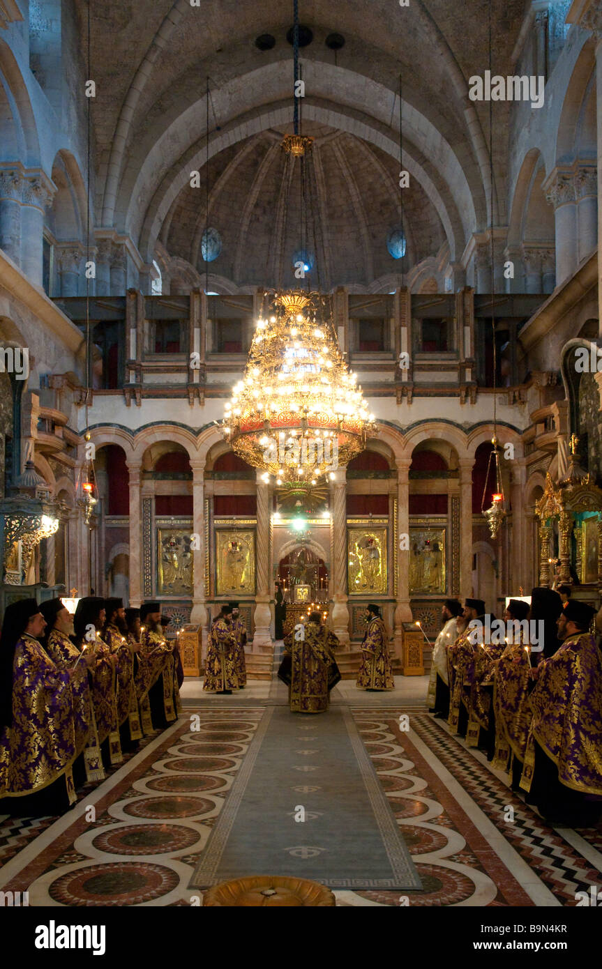 Israele Gerusalemme la città vecchia chiesa del Santo Sepolcro sacerdote ortodosso in piedi e cantare durante la quaresima messa Foto Stock