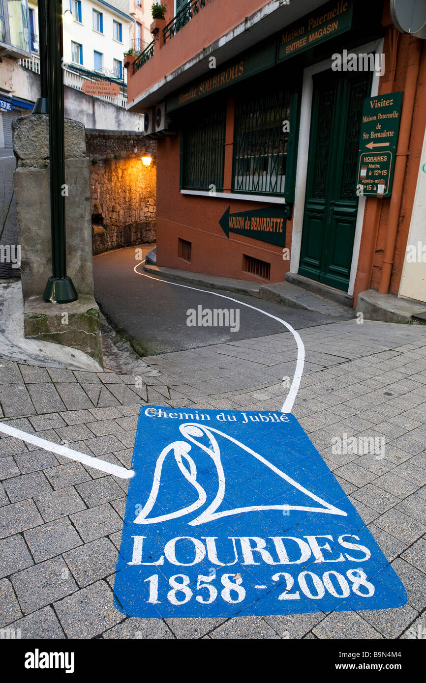 Francia, Hautes Pirenei, Lourdes, Chemin du Jubile (il Cammino del Giubileo) passando per Rue Bernadette Soubirous, le foto scattate con Foto Stock