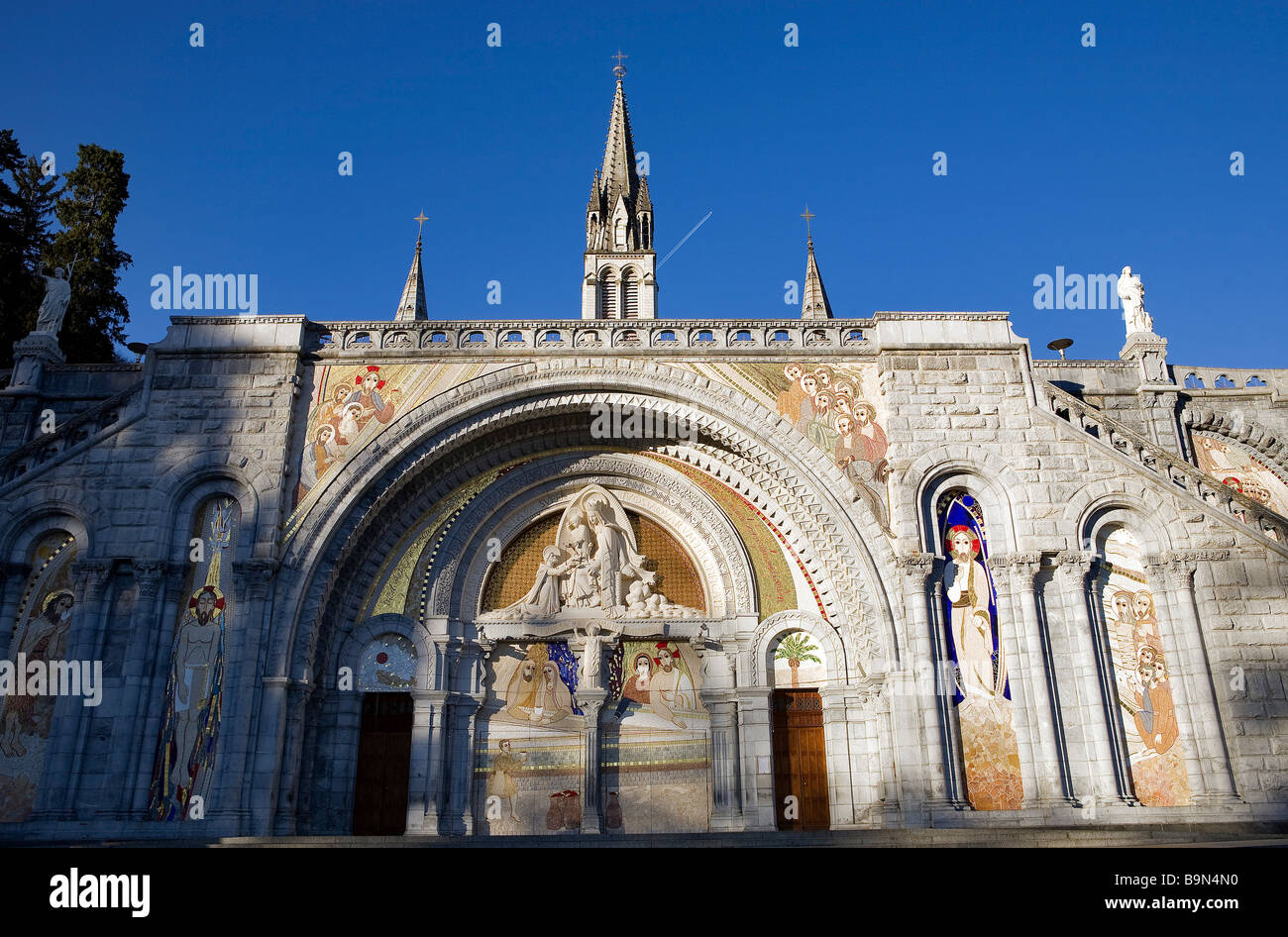 Francia, Hautes Pirenei, Lourdes, Timpano della facciata della Basilica di Nostra Signora del Rosario sormontato con la Basilica dell Immacolata Foto Stock