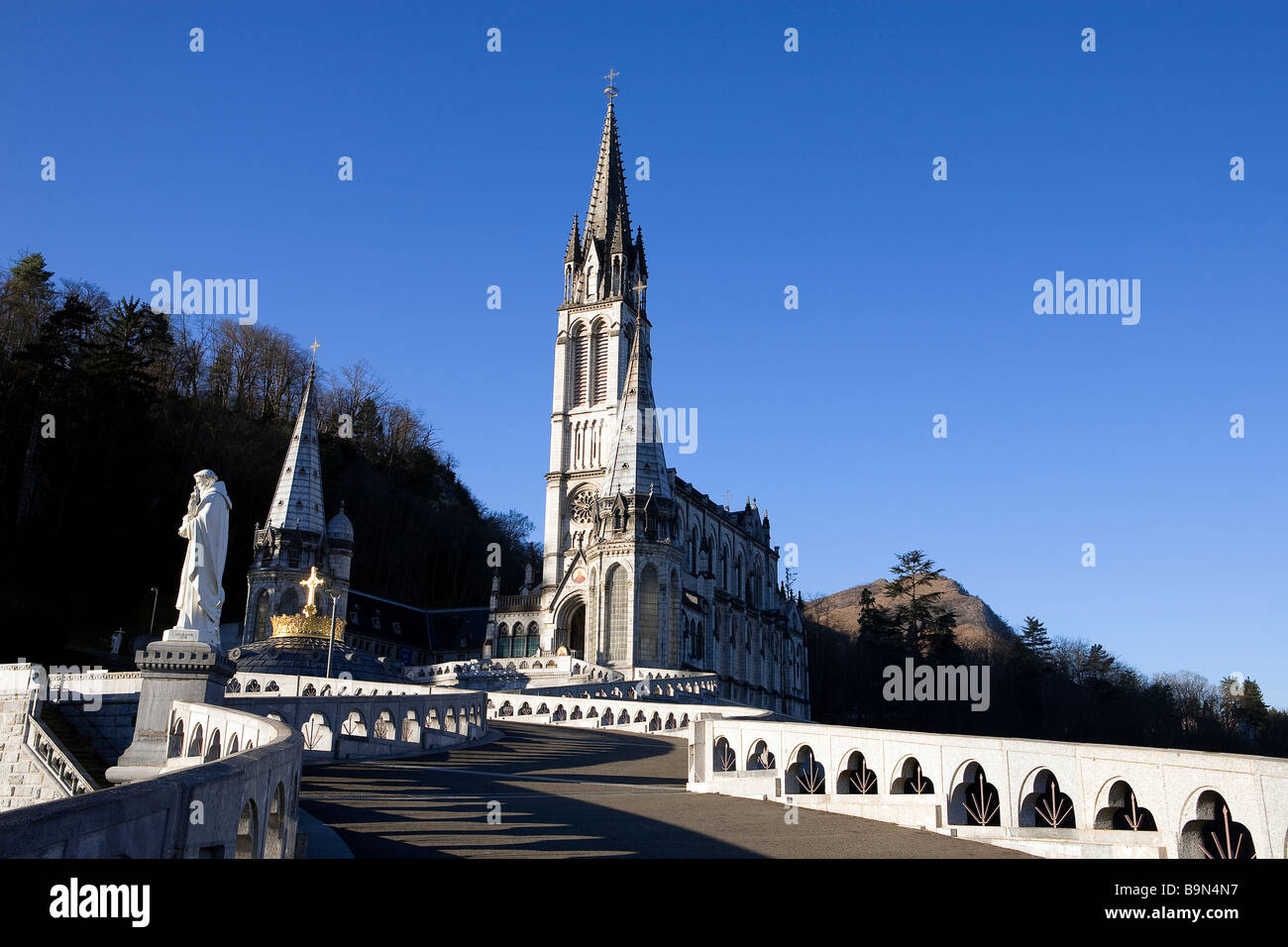 Francia, Hautes Pirenei, Lourdes, Basilica dell Immacolata Concezione chiamato anche la Basilica Superiore, le foto scattate con il Foto Stock