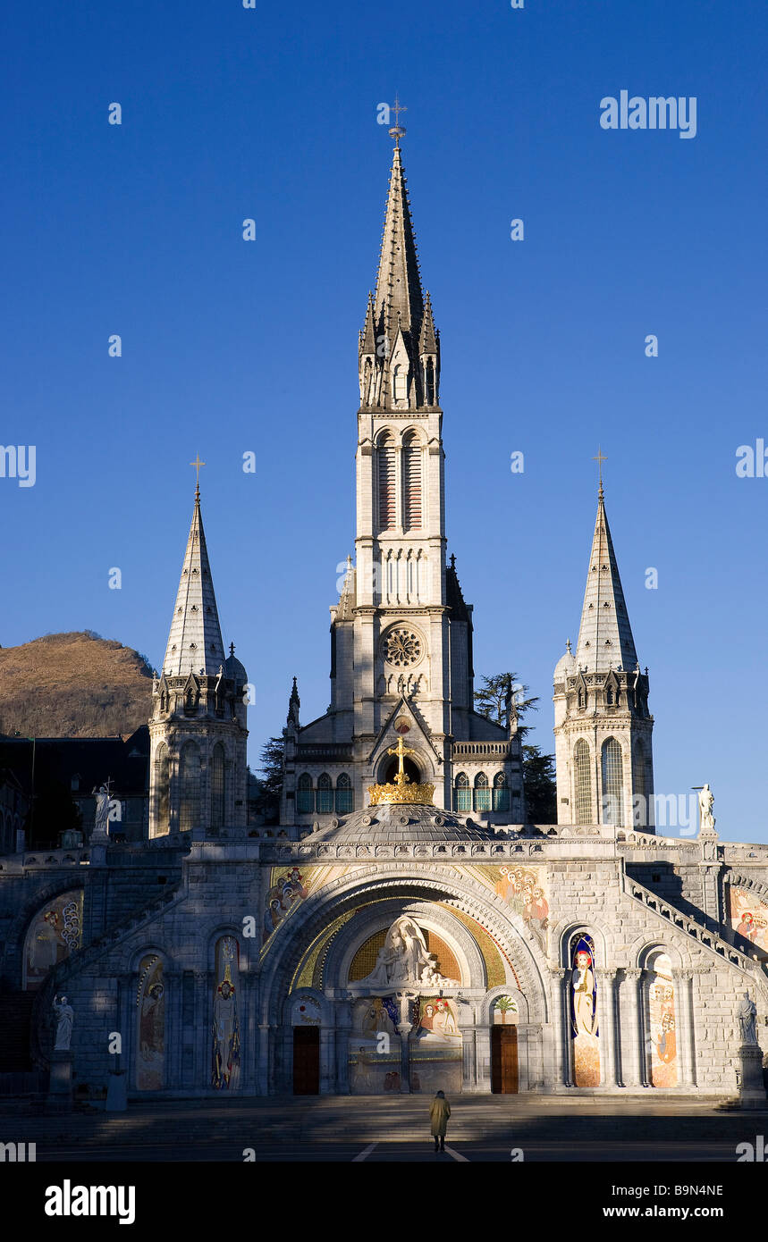 Francia, Hautes Pirenei, Lourdes, Esplanade, Basilica di Nostra Signora del Rosario sormontato con la Basilica dell Immacolata Concezione anche Foto Stock