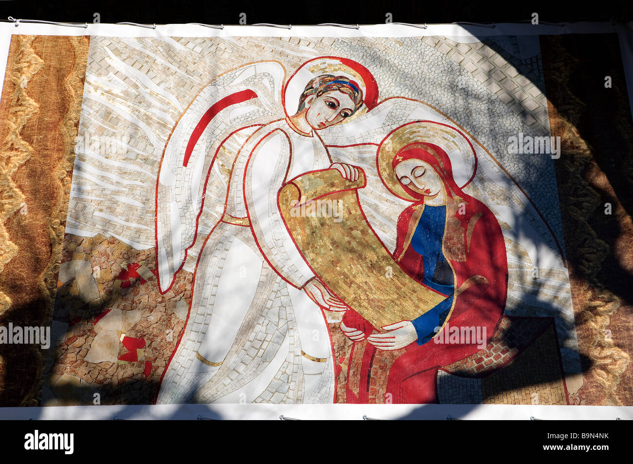 Francia, Hautes Pirenei, Lourdes, l'Annunciazione di Maria Vergine e Gabriele Arcangelo sotto le arcate della spianata per la Foto Stock