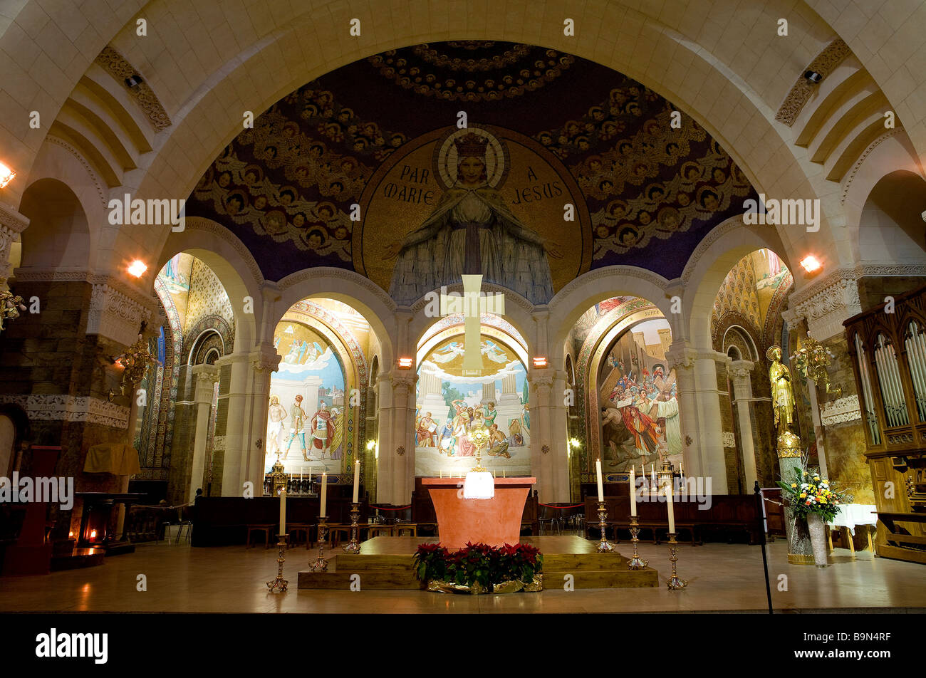 Francia, Hautes Pirenei, Lourdes, Basilica di Nostra Signora del Rosario, altare e uno dei tre volte in stile bizantino che rappresenta il Foto Stock