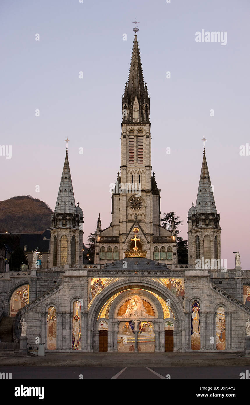 Francia, Hautes Pirenei, Lourdes, sagrato della spianata che conduce ai santuari, Basilica di Nostra Signora del Rosario e la Basilica di Foto Stock