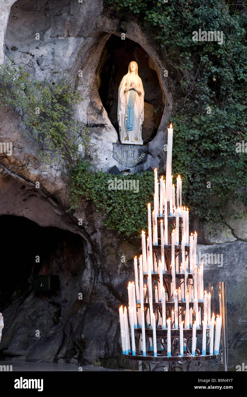 Francia, Hautes Pirenei, Lourdes, l Immacolata Concezione statua come è apparsa a Bernadette Soubirous nella grotta di Foto Stock