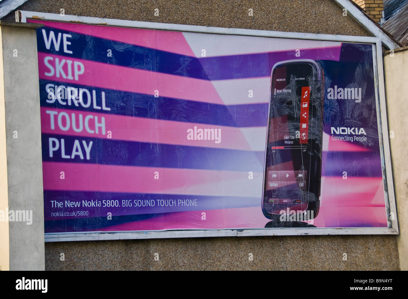 Tabellone pubblicitario per il telefono cellulare Nokia sulla parete di edificio pub a Crumlin nel Galles meridionale delle Valli REGNO UNITO Foto Stock