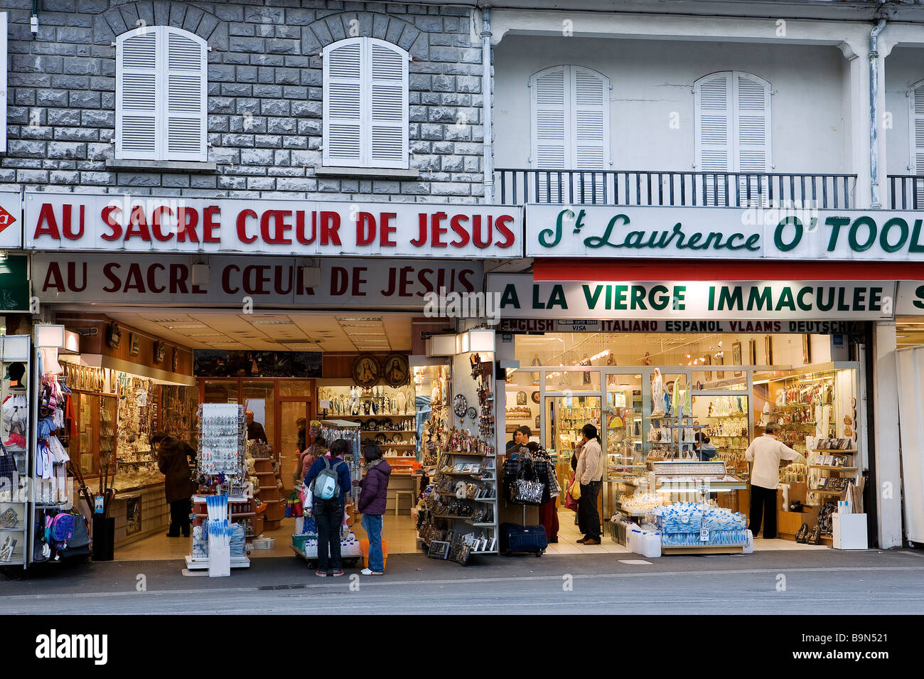 Francia, Hautes Pirenei, Lourdes, souvenir shop verso i santuari Foto Stock