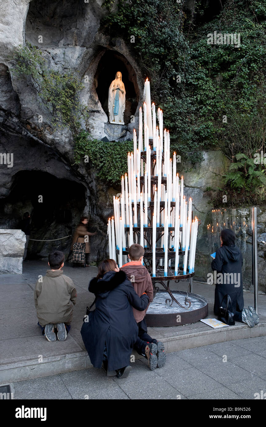 Francia, Hautes Pirenei, Lourdes, pellegrini di fronte all'Immacolata Concezione statua come è apparsa a Bernadette Soubirous Foto Stock