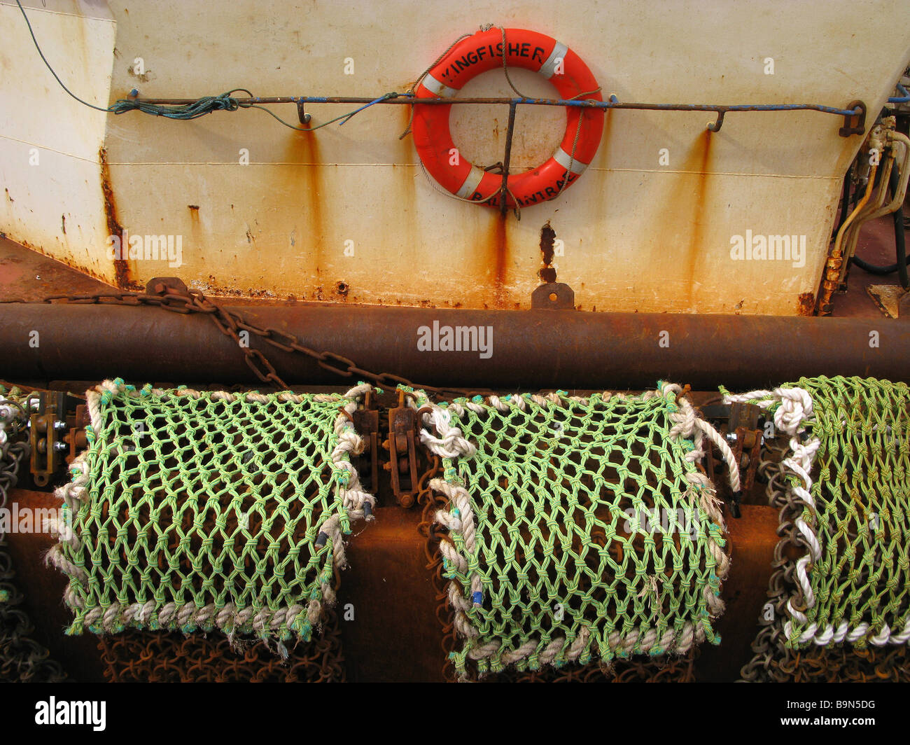 Scaloppa di reti di dragaggio in barca da pesca Foto Stock