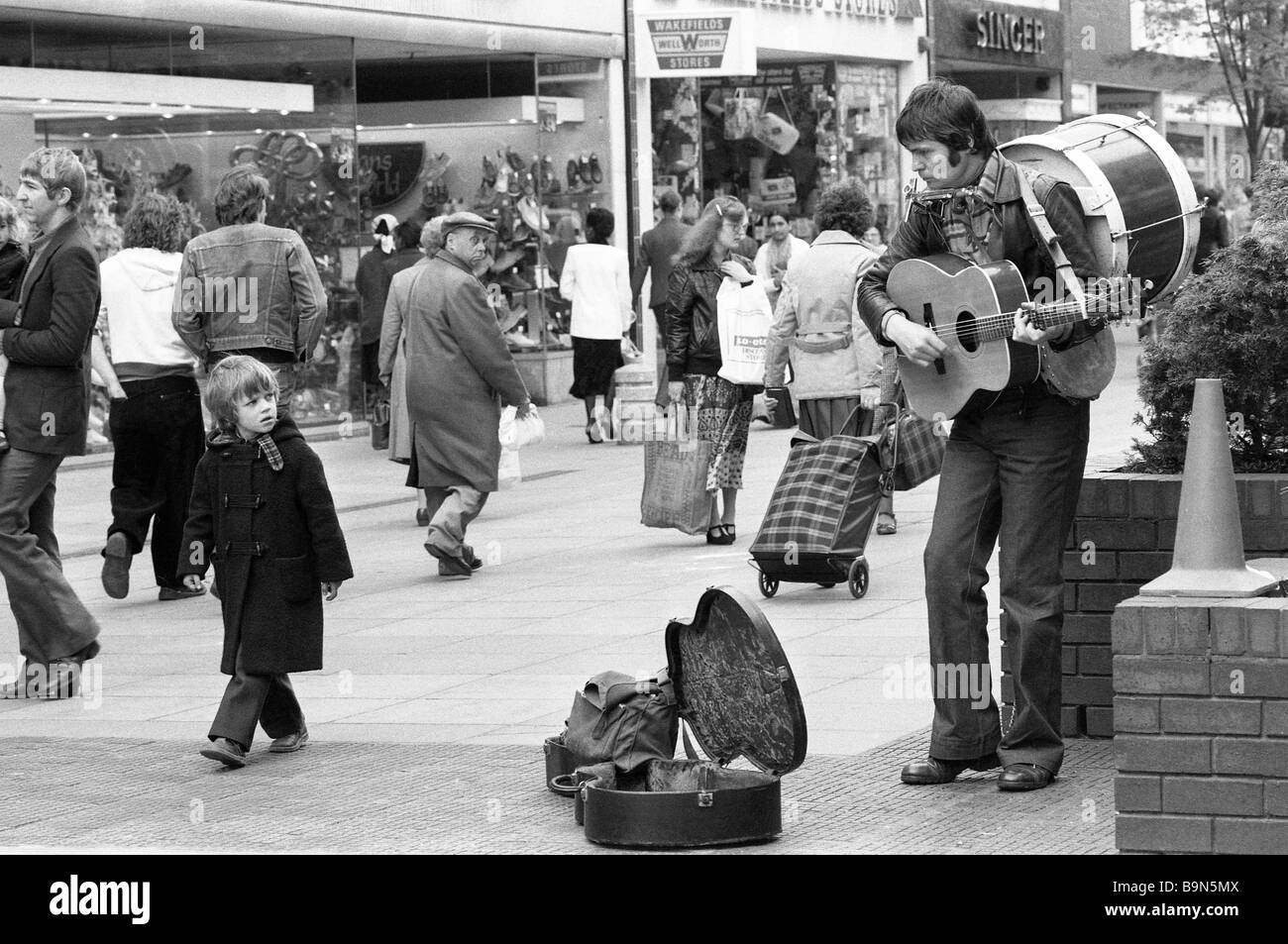 Busker in Dudley Street Wolverhampton West Midlands Inghilterra 1980S. Foto di DAVID BAGNALL Foto Stock