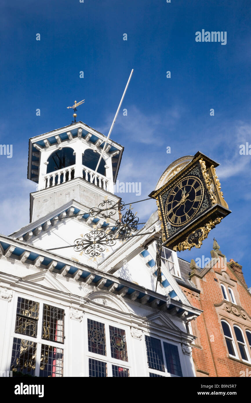 Guildford Surrey in Inghilterra UK Guildhall costruzione di dettaglio con cupula e ornato antico xvii secolo orologio pubblico 1683 nel centro della città Foto Stock