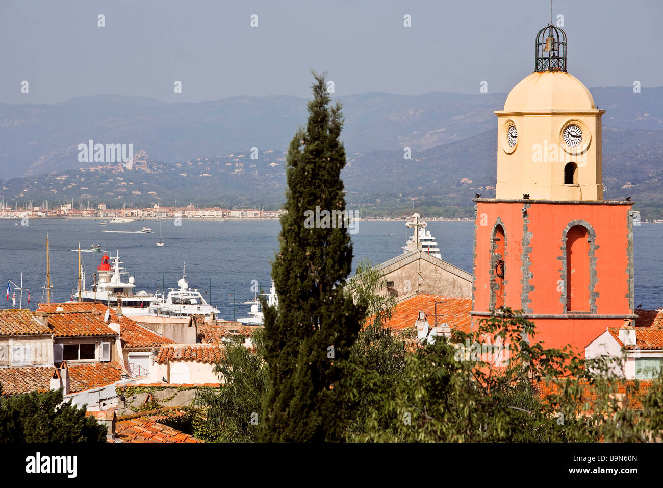 Francia, Var, Saint Tropez, il villaggio e la chiesa il campanile Foto Stock