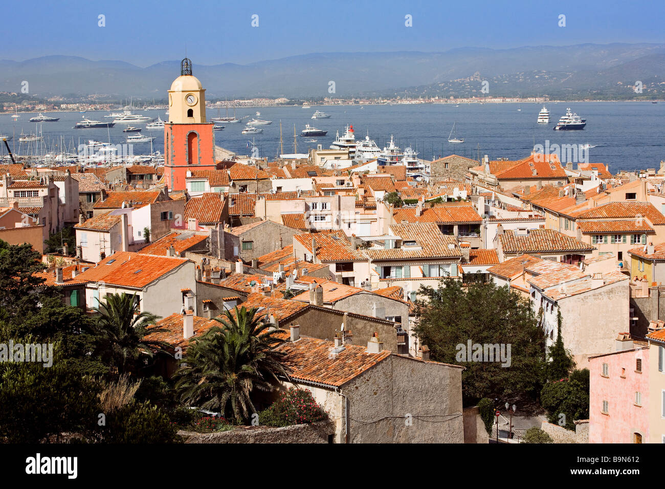 Francia, Var, Saint Tropez, la città e il campanile della chiesa Foto Stock