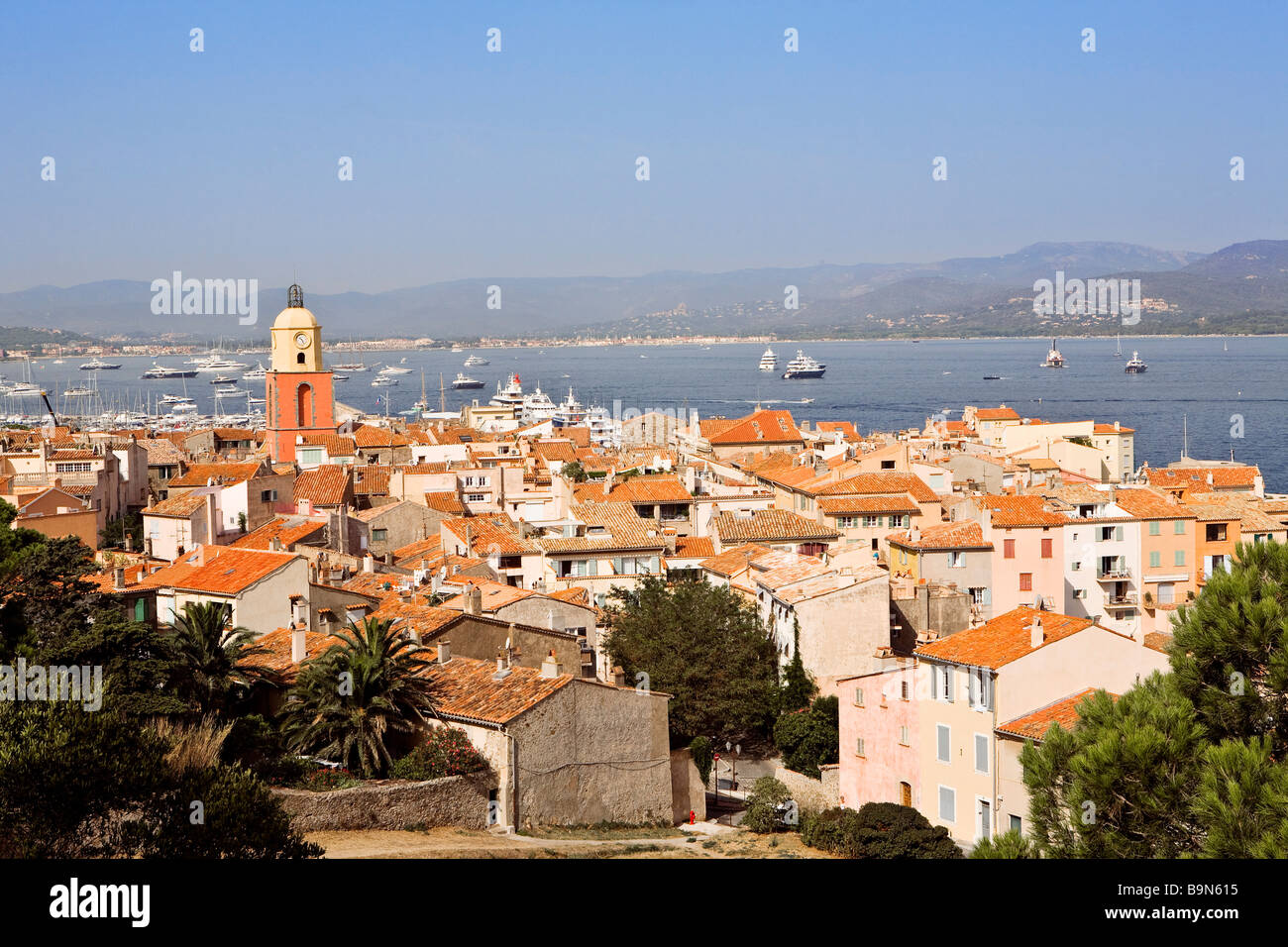 Francia, Var, Saint Tropez, il villaggio e il campanile della chiesa Foto Stock