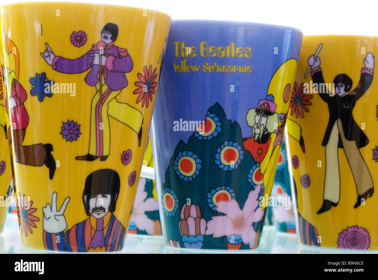 Regno Unito, Liverpool, Albert Dock, il Beatles Story, souvenir shop, tazze Foto Stock