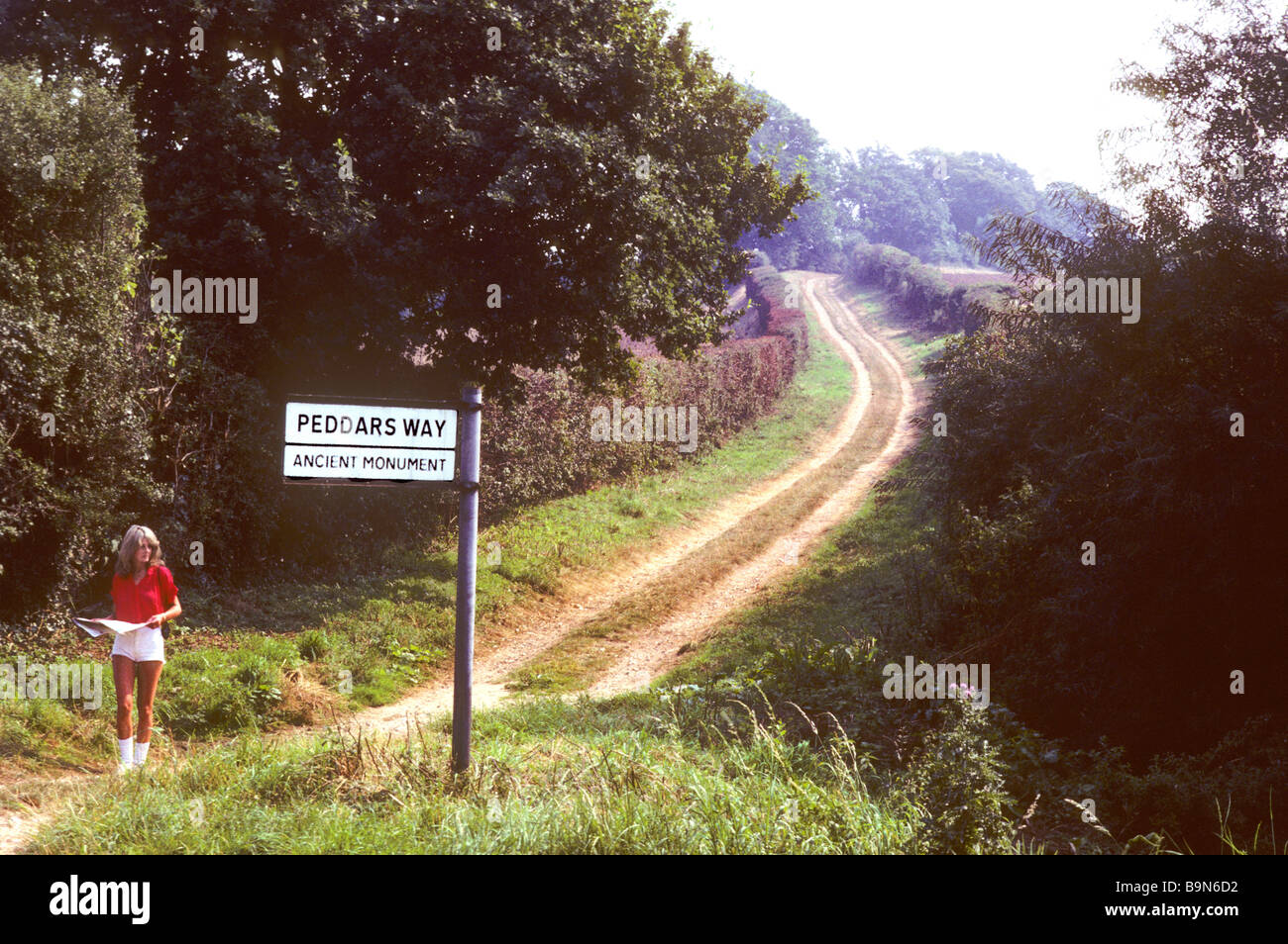 Modo Peddars vicino Fring Norfolk East Anglia England Regno Unito preistorica via romana via autostrada itinerario a piedi donna lady passeggiate Foto Stock