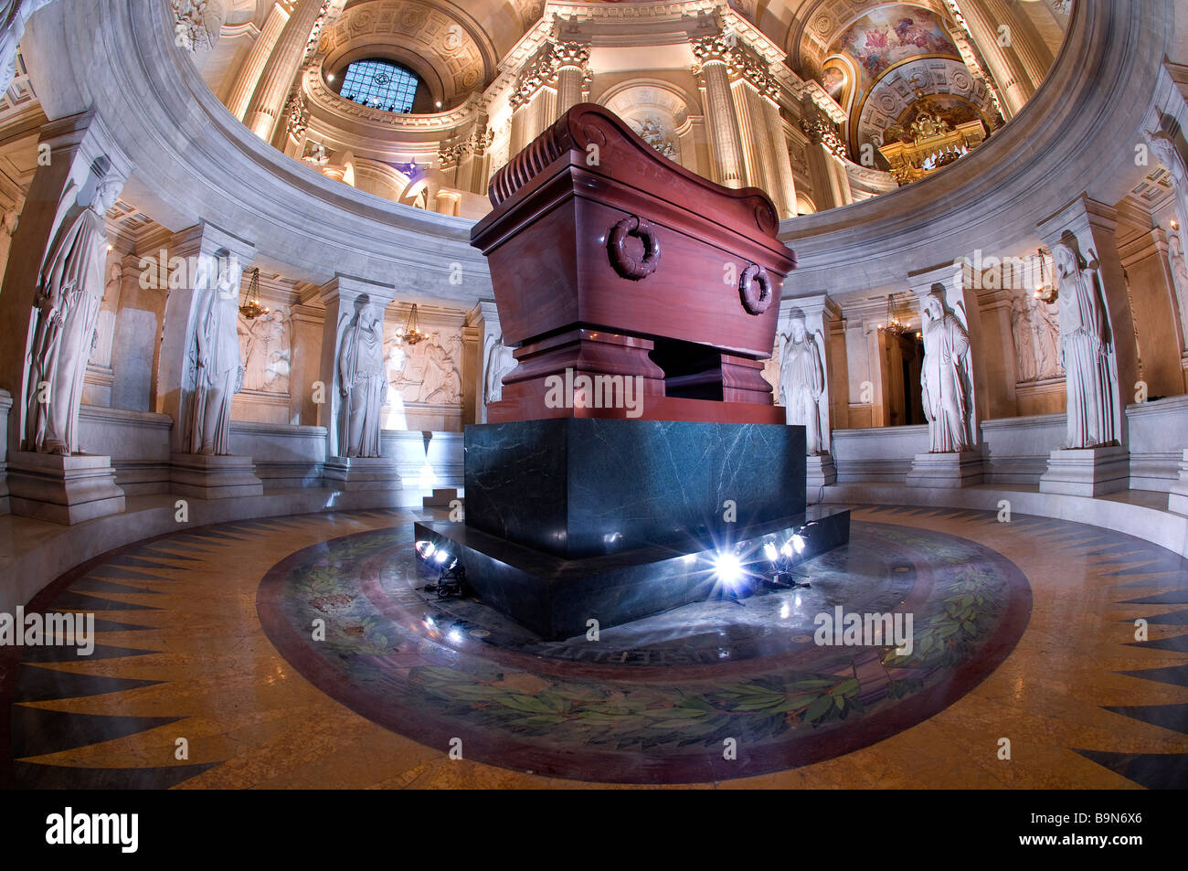 Francia, Parigi, Les Invalides (ex ospedale militare), a cupola chiesa di Napoleone e la tomba dei dodici statue di vittoria da parte di Jean Foto Stock