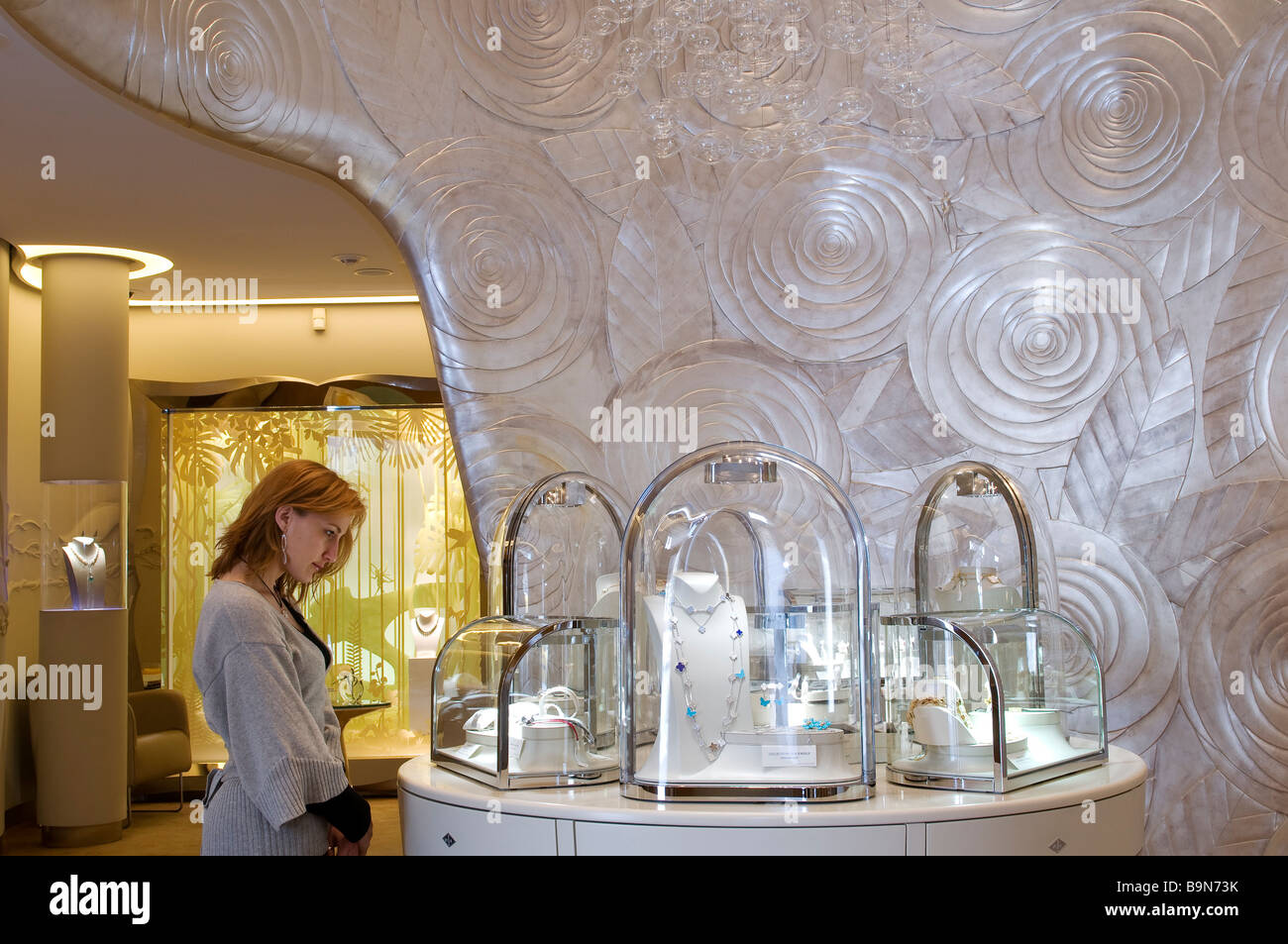 Francia, Parigi, Place Vendome, Van Cleef & Arpels gioielli (modello di  rilascio ok Foto stock - Alamy