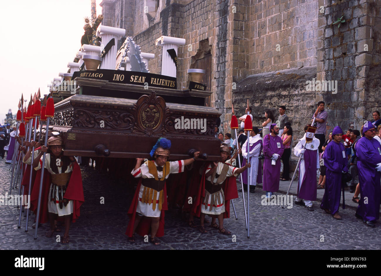 La processione del Venerdì Santo durante la Semana Santa in La Antigua Guatemala Foto Stock