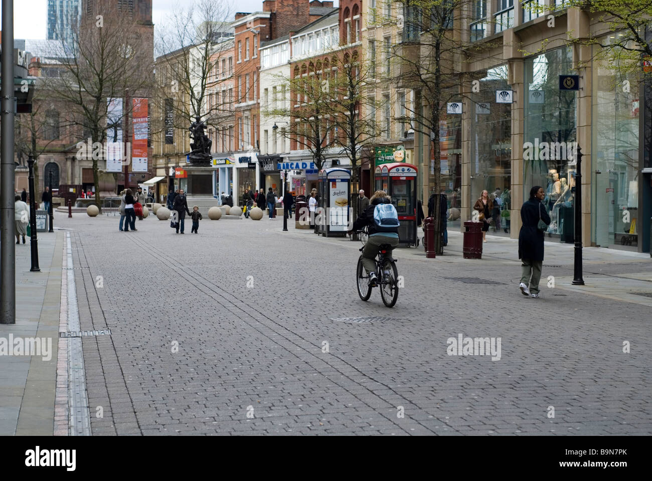 Persone che camminano in St.Ann Square Manchester City Centre Regno Unito Foto Stock