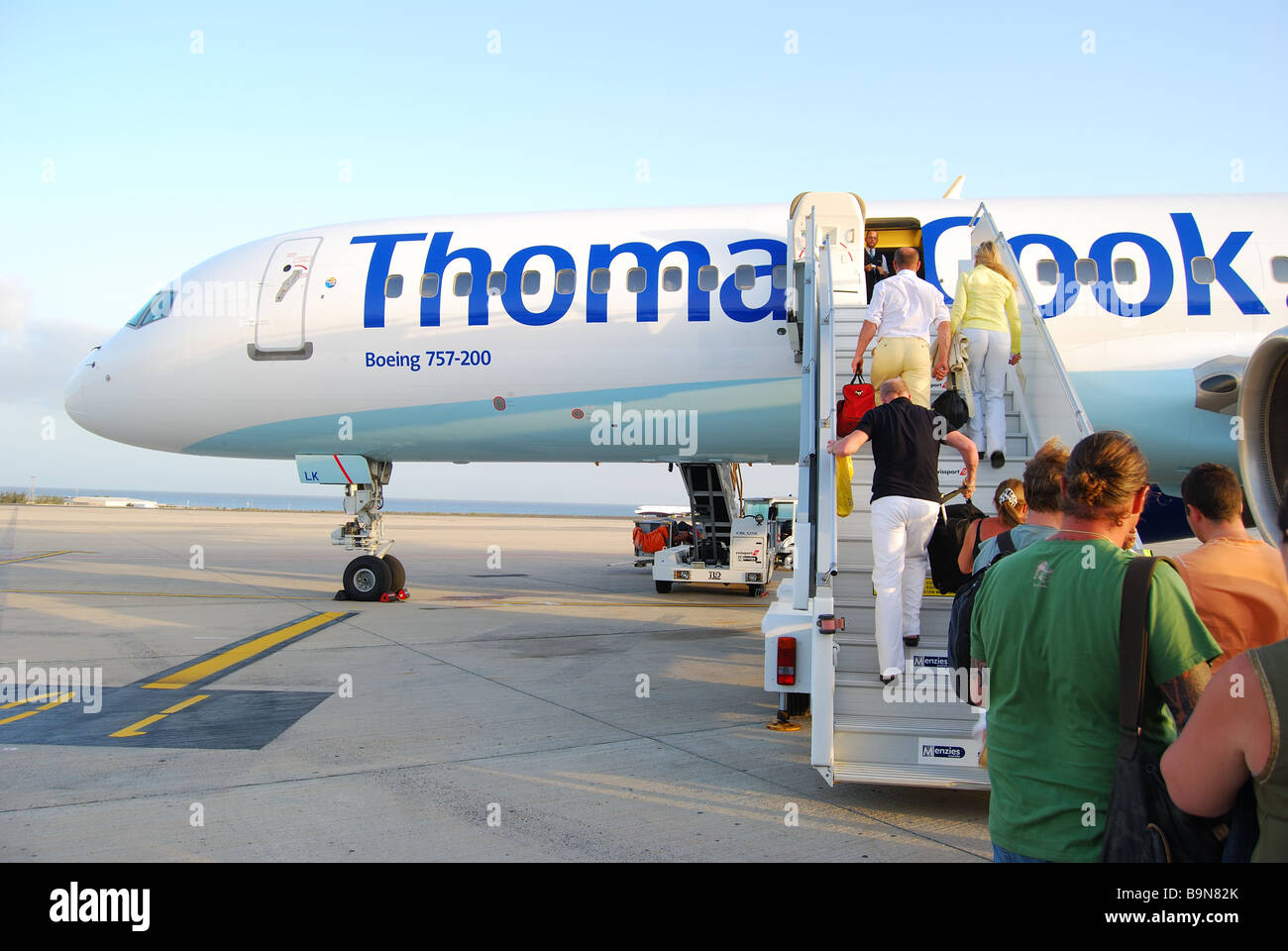 Imbarco passeggeri Thomas Cook Boeing 757-200, Arrecife aeroporto, Arrecife, Lanzarote, Isole Canarie, Spagna Foto Stock