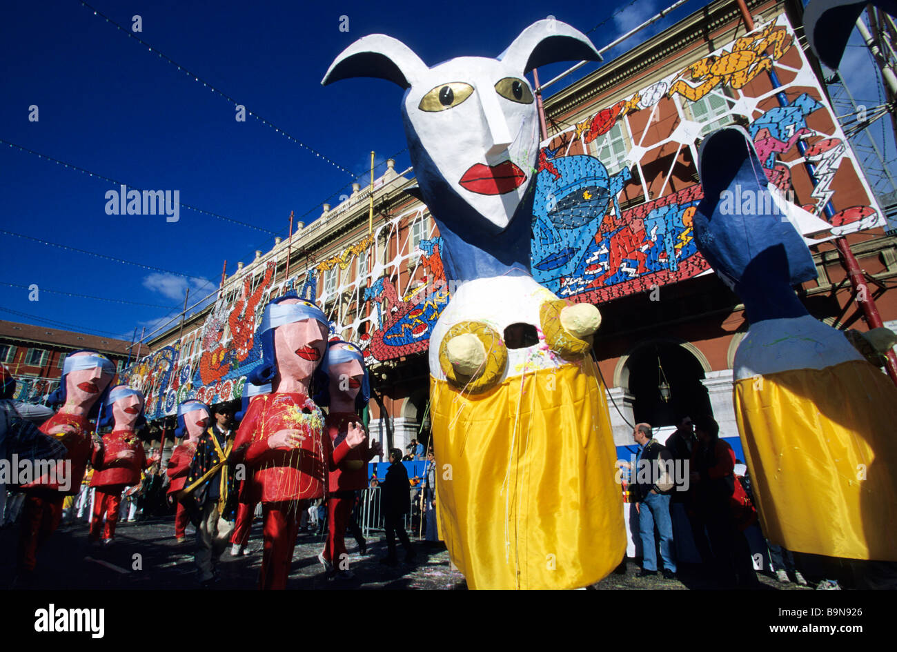 Francia, Alpes Maritimes, Nizza, place Massena (Piazza Massena), il carnevale, sfilata di carri allegorici creati dal giornale francese Foto Stock