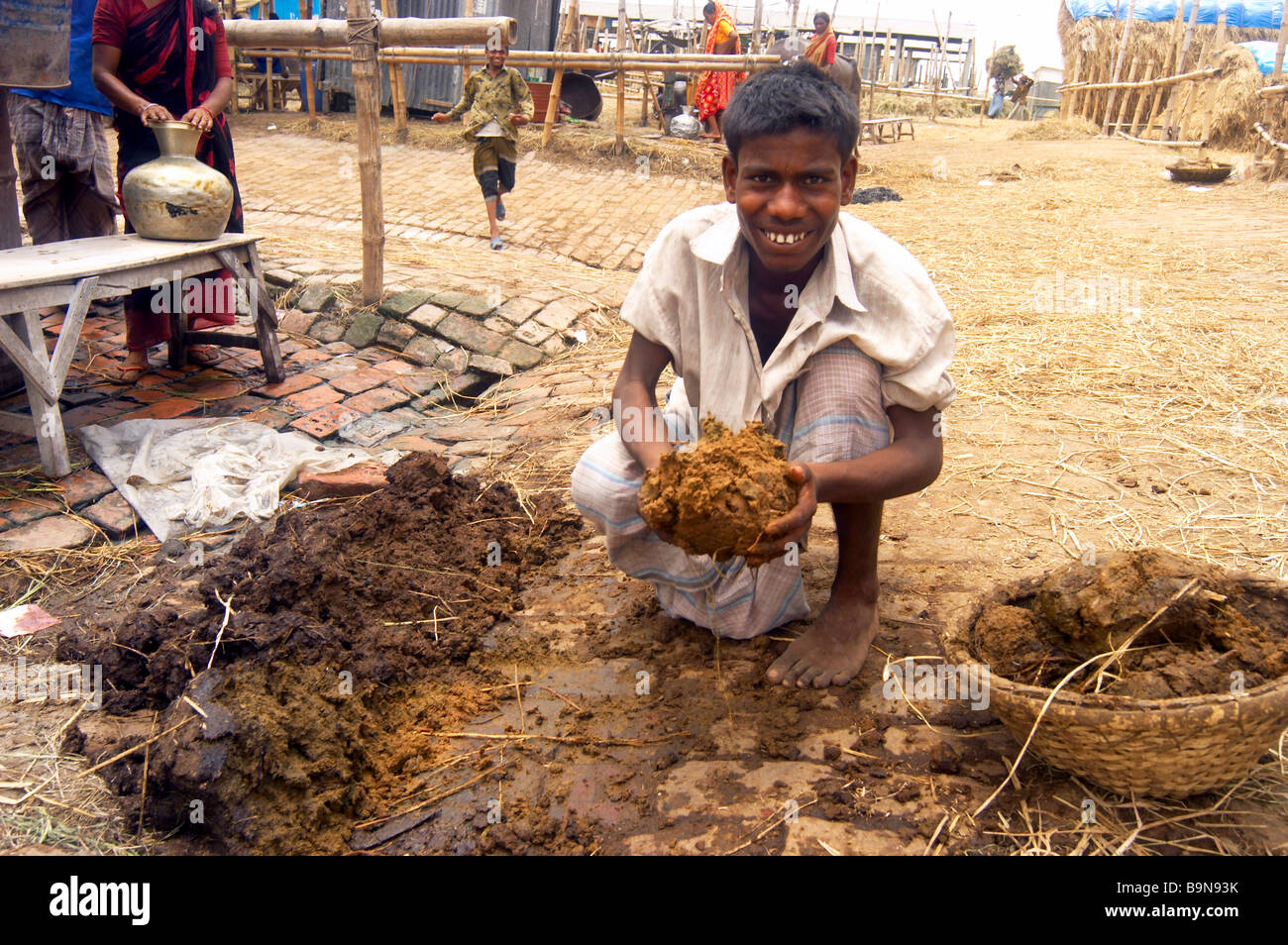 Imballaggio Boy sterco di vacca il lavoro minorile povertà duro lavoro Foto Stock