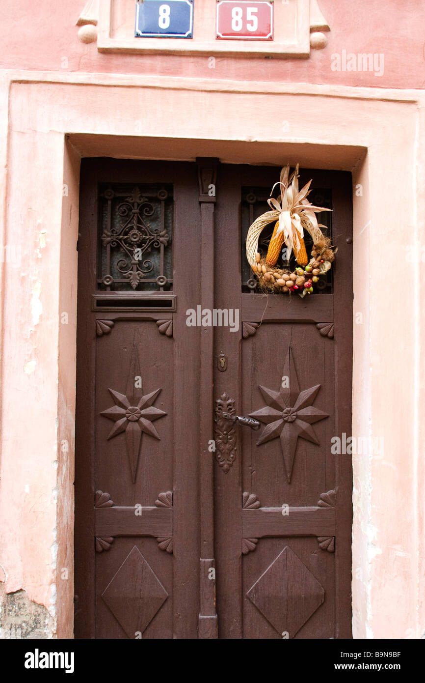 Vista della casa porta decorata con frutta omaggio floreale. Foto Stock