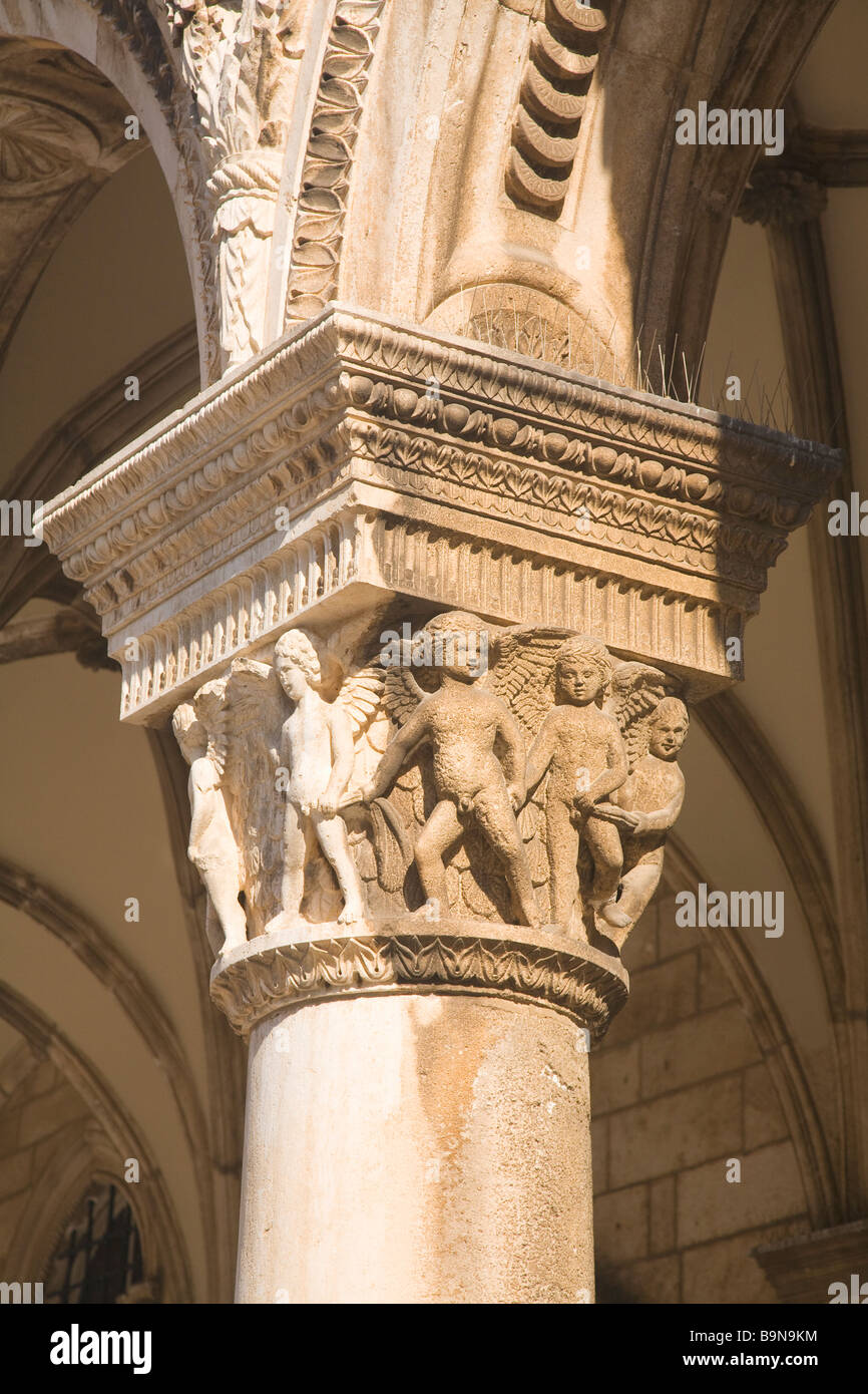 Le colonne ornate con scolpiti cherubini Palazzo del Rettore esterno Dubrovnik Città Vecchia in estate il sole della costa della Dalmazia Croazia Europa Foto Stock