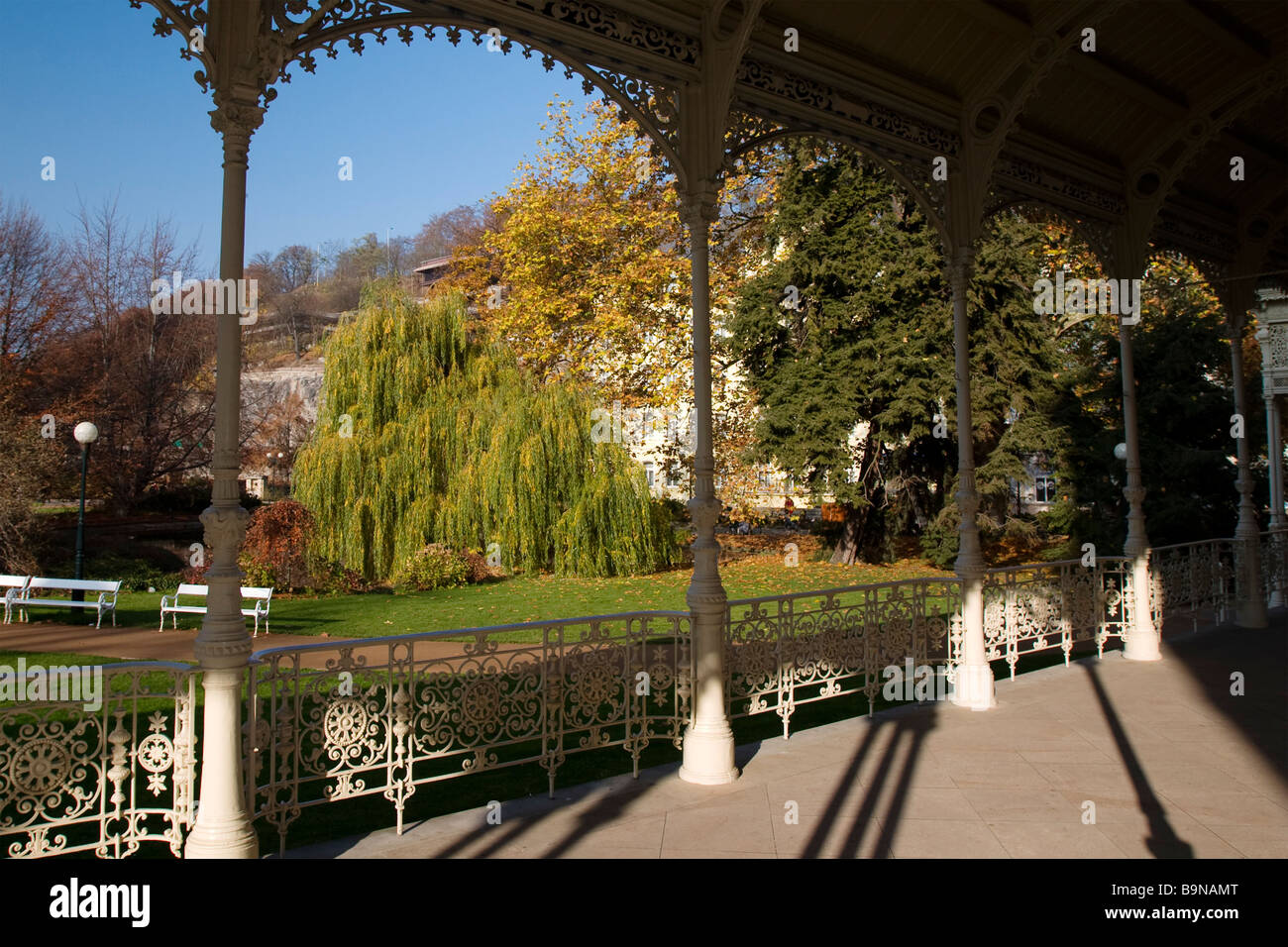 Vista attraverso collonade sulla Karlovy Vary giardino e Thermal hotel in rassegna. Repubblica ceca. Foto Stock