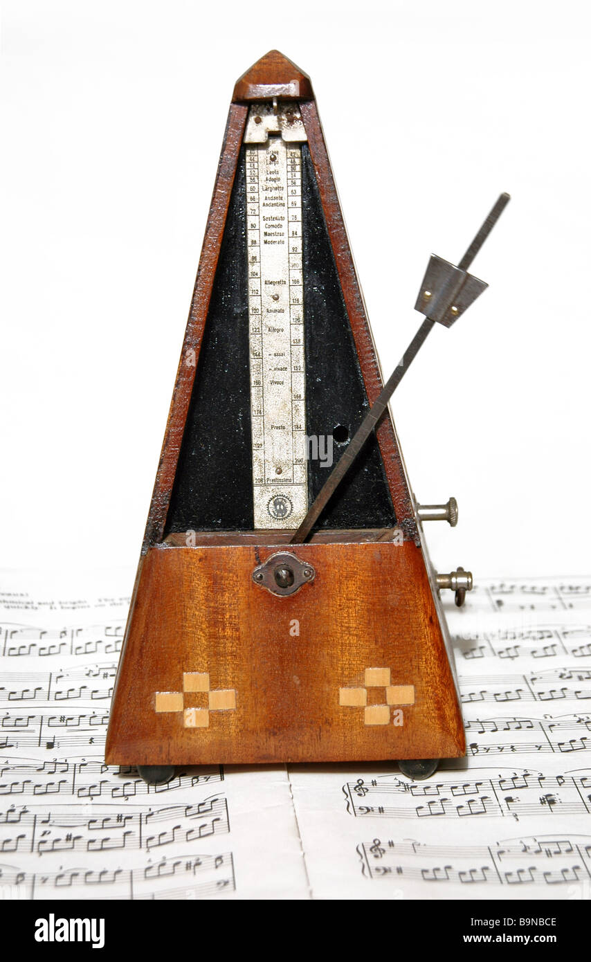 Vecchio metronomo tedesco si siede sulla parte superiore del foglio di musica. Foto Stock