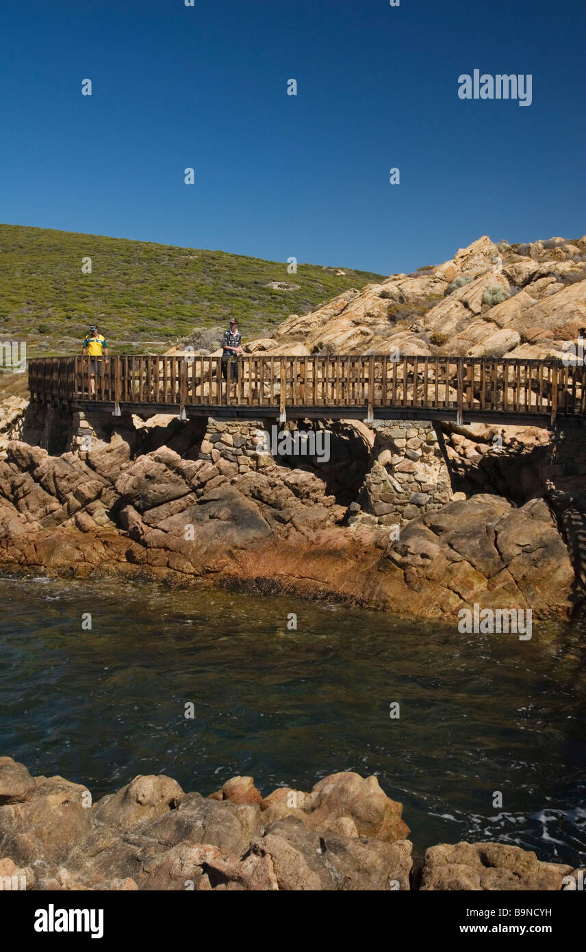 La gente sulla passerella di legno sopra il Canal rocce, Australia occidentale Foto Stock
