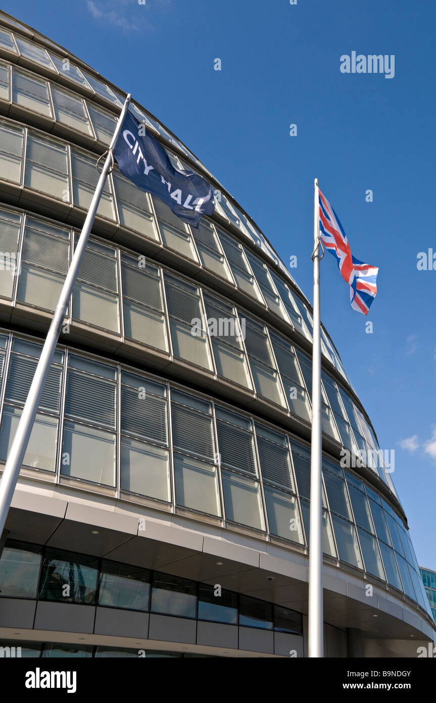 Bandiere al di fuori del Municipio di Londra edificio di assemblaggio Foto Stock