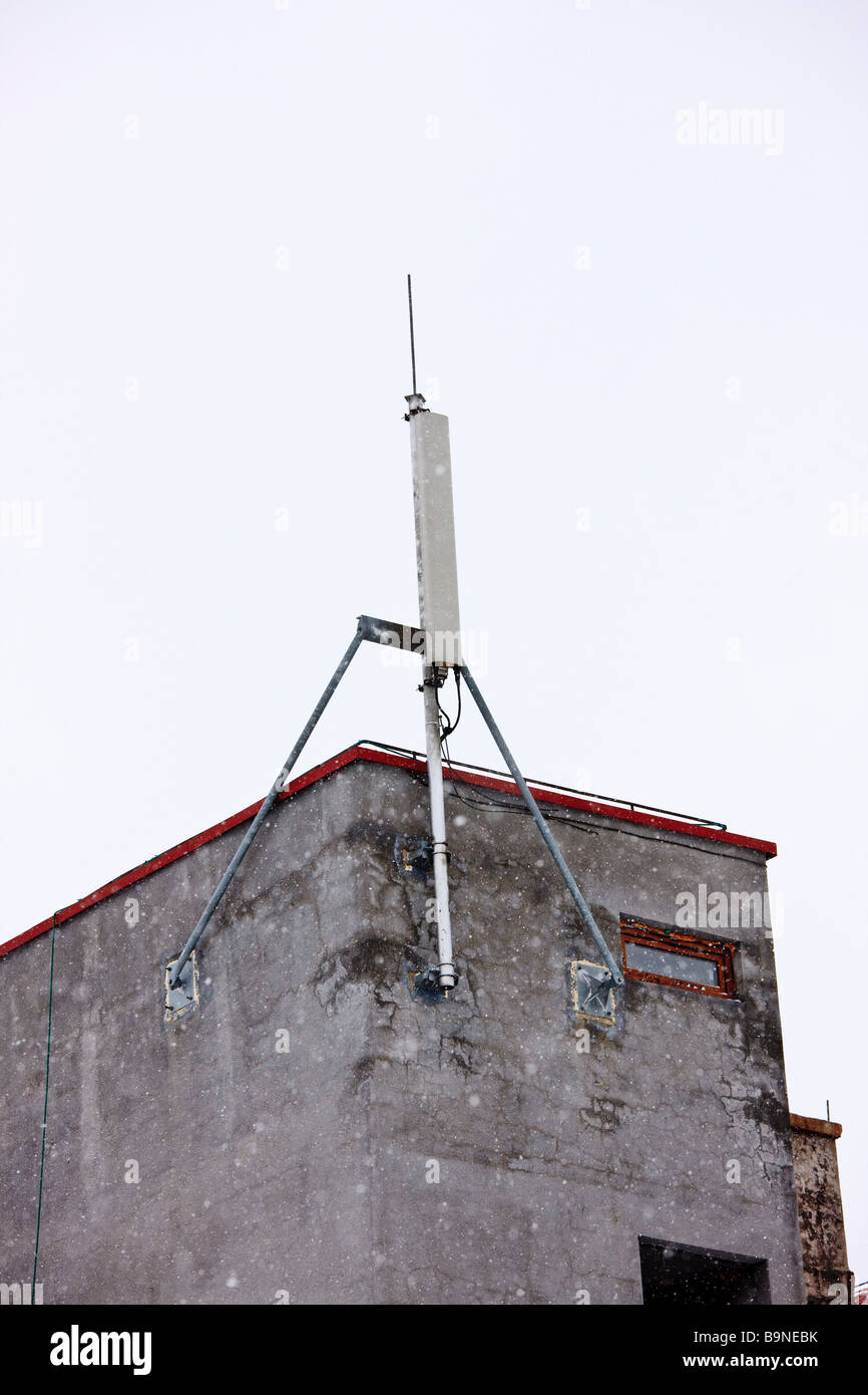 Telefono cellulare antenna montante trasmettitore sul tetto dell'Hotel Alpin nella località sciistica di Baisoara Romania Foto Stock