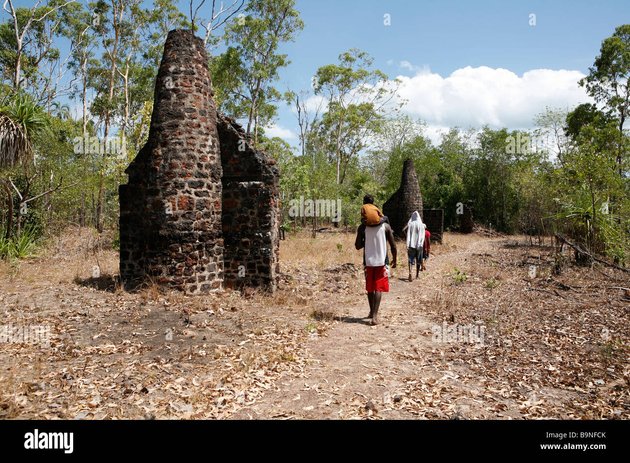 Aborigeni camminando lungo un antico insediamento britannico, l'insediamento di Victoria, in Arnhem Land, Australia Foto Stock
