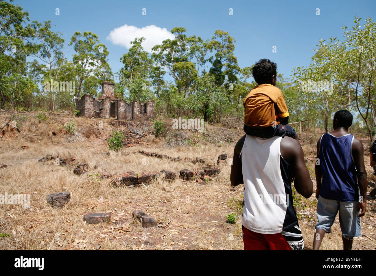 Aboriginals in corrispondenza di un antico insediamento britannico, l'insediamento di Victoria, in Arnhem Land, Australia Foto Stock