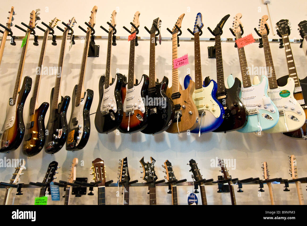Chitarra strumenti musicali chitarre shop negozi Foto stock - Alamy