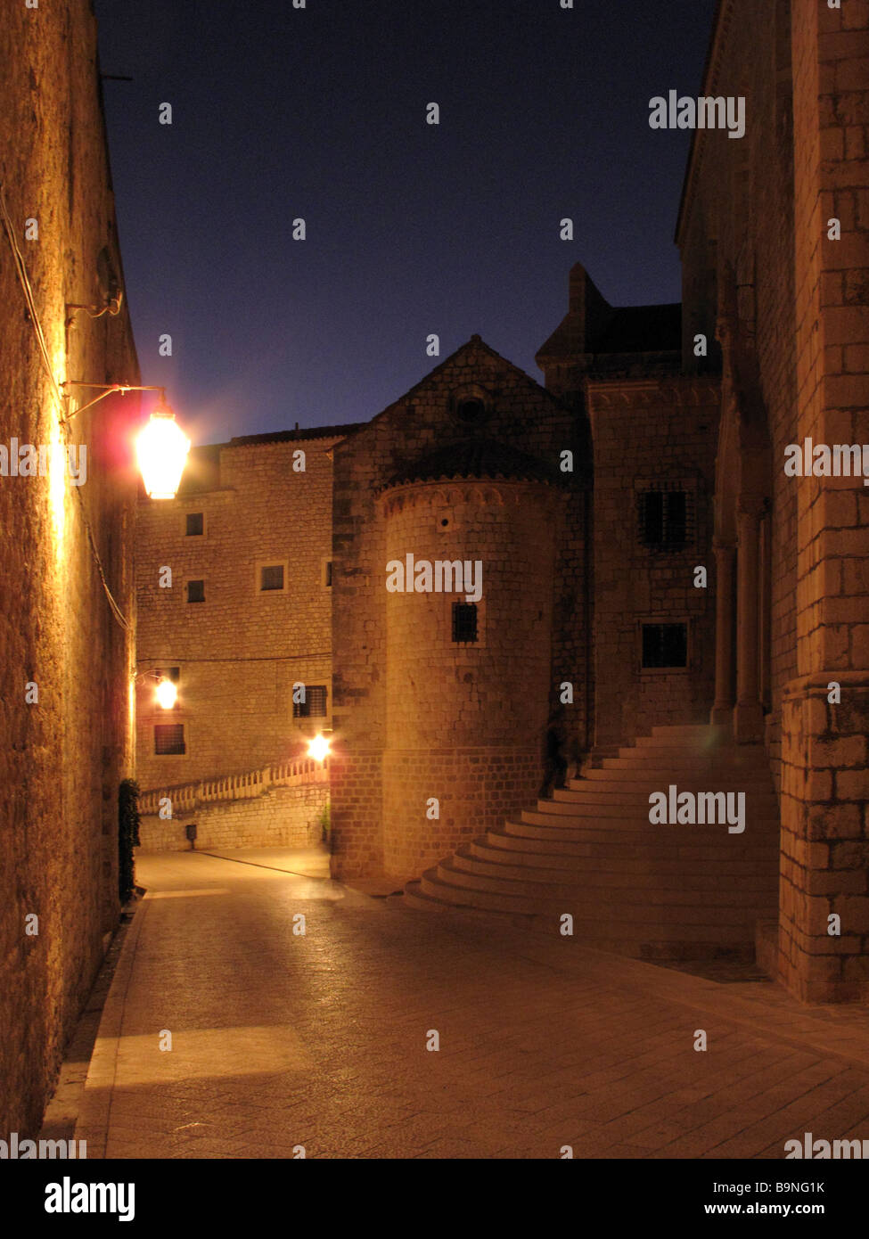 A tarda notte moody vista di una strada nel Mediterraneo vecchie mura della città di Dubrovnik Foto Stock