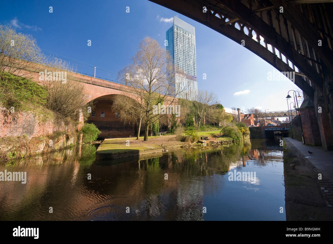 Vista di Beetham Tower da Manchester a lato del canale a Castlefield Foto Stock