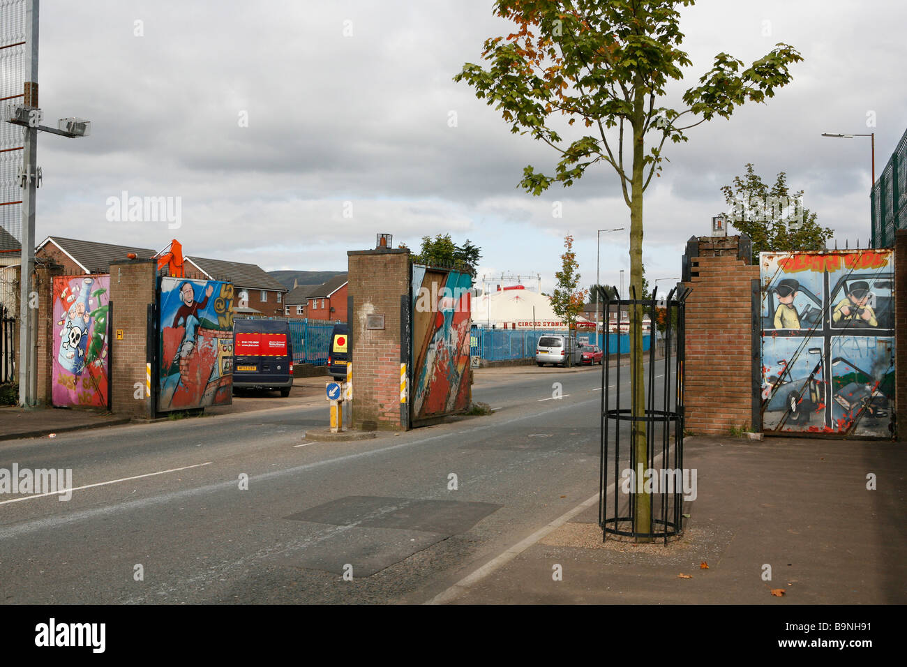 Porte in una linea di pace, Lanark modo, parte occidentale di Belfast. Foto Stock