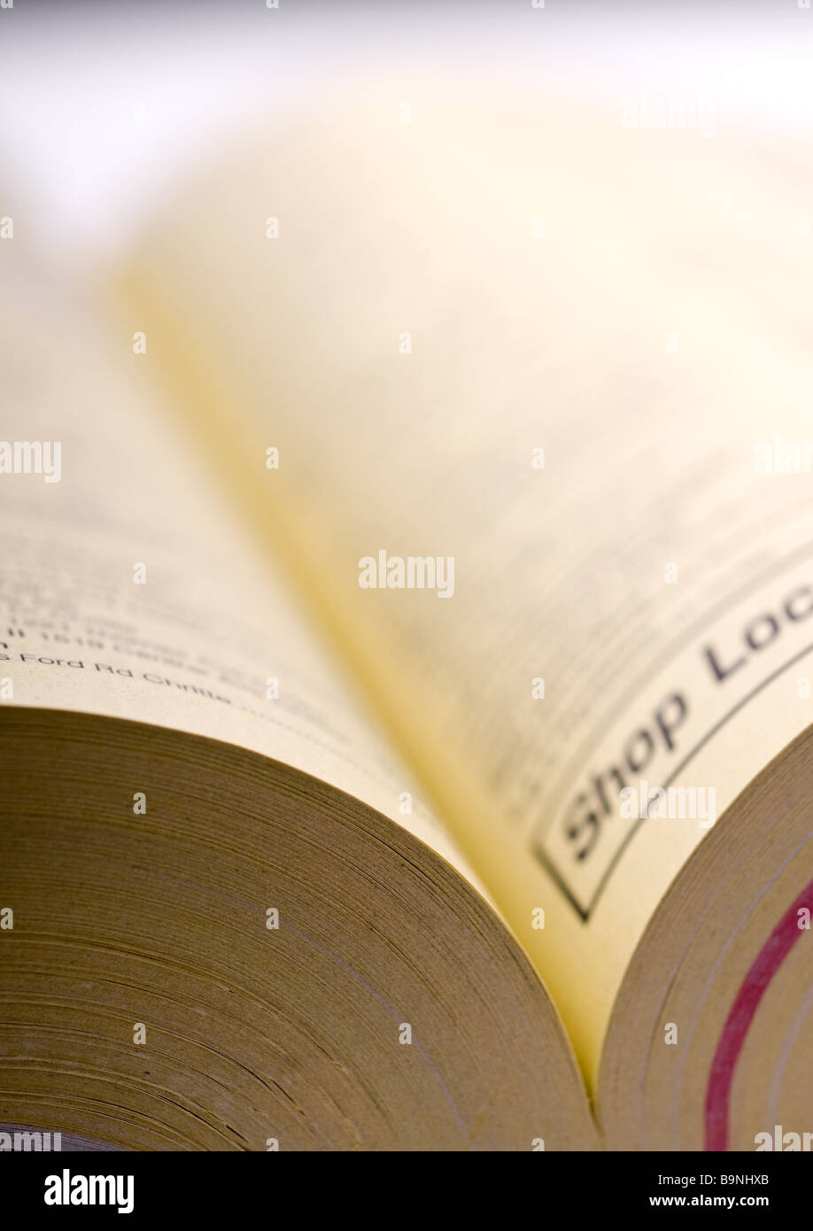 Shallow focus macro di una rubrica telefonica con giallo pagine Foto Stock