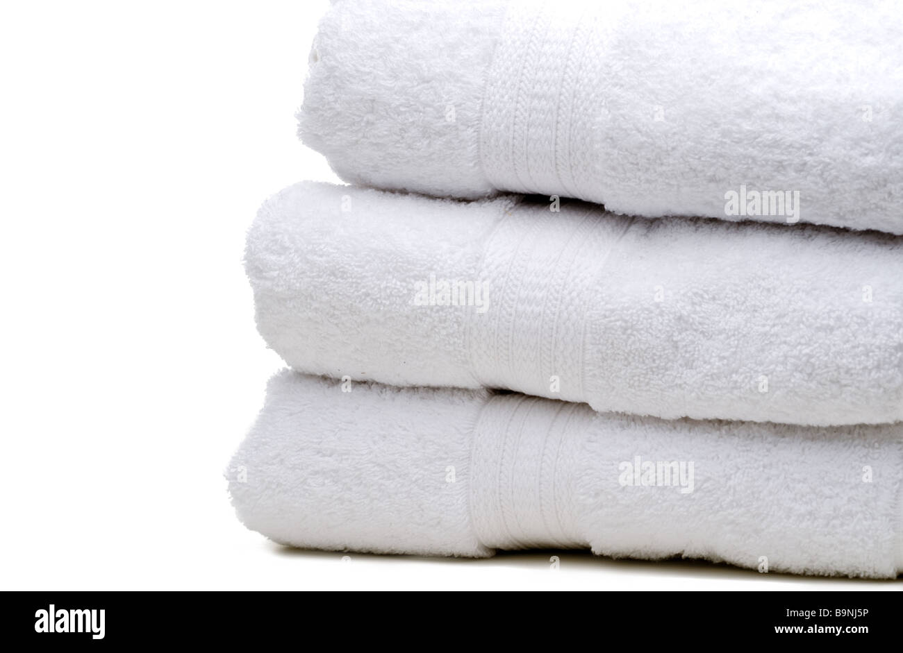 Una pila di asciugamani bianco su bianco Foto Stock