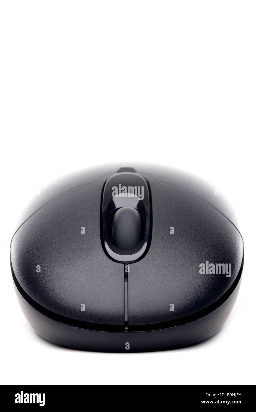 Un cordless nero mouse del computer su sfondo bianco Foto Stock